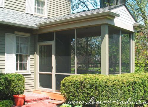 Тамбур из стеклопакетов в частном доме