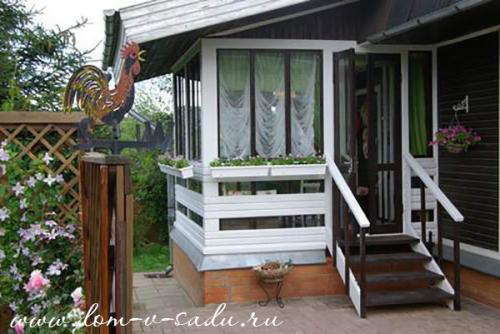 Тамбур из стеклопакетов в частном доме