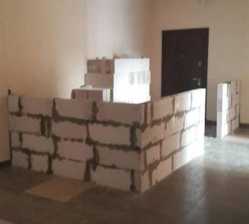 Дизайн тамбура на две квартиры. Когда сосед решил выстроить для себя персональный тамбур в подъезде (2 фото)