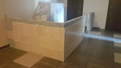 Дизайн тамбура на две квартиры. Когда сосед решил выстроить для себя персональный тамбур в подъезде (2 фото)