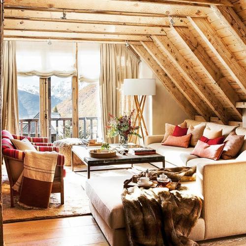 Интерьер небольшого коттеджа в горах для двоих в Испании 01