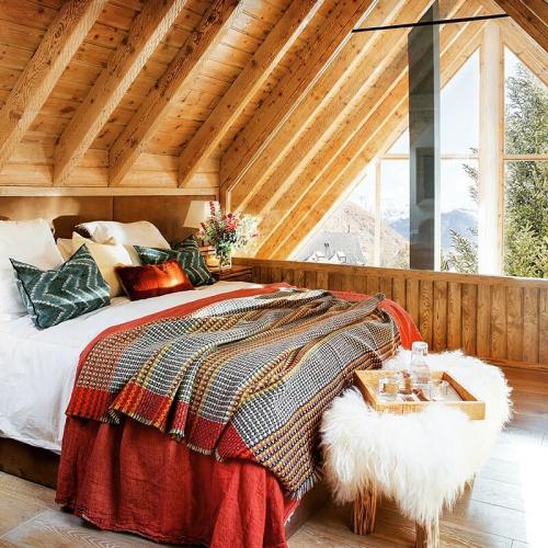 Интерьер небольшого коттеджа в горах для двоих в Испании 07