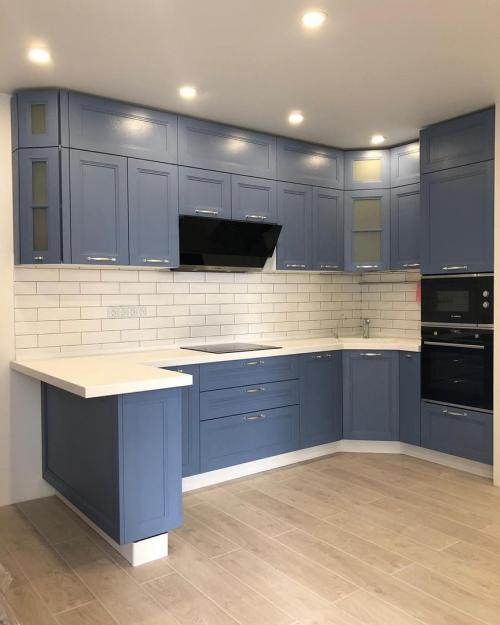 Просторная кухня белом и синем цвете 03