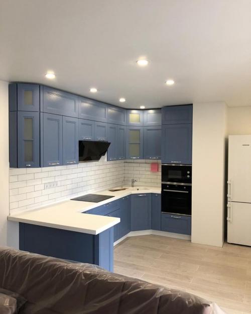 Просторная кухня белом и синем цвете 01