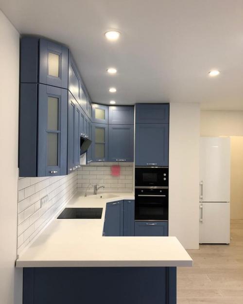 Просторная кухня белом и синем цвете 02