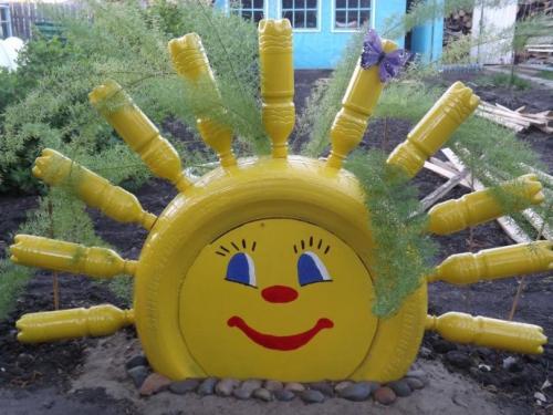 Подвесная клумба из пластиковых бутылок. Клумба из бутылок — мастер-класс изготовления оригинальных клумб. 120 фото оформления клумбы при помощи пластика