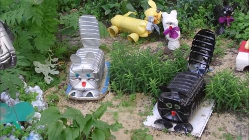 Подвесная клумба из пластиковых бутылок. Клумба из бутылок — мастер-класс изготовления оригинальных клумб. 120 фото оформления клумбы при помощи пластика