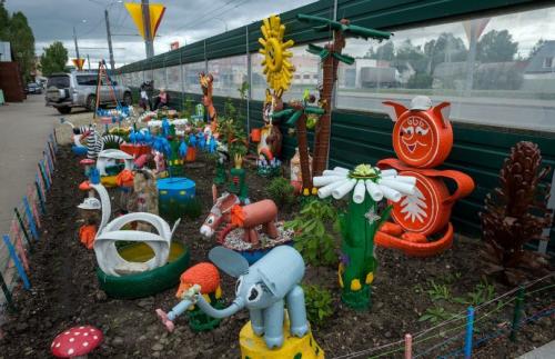 Подвесная клумба из пластиковых бутылок. Клумба из бутылок — мастер-класс изготовления оригинальных клумб. 120 фото оформления клумбы при помощи пластика