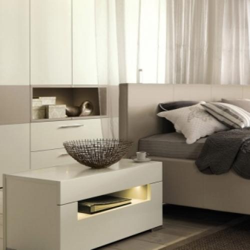 Прикроватные тумбы для спальни ширина. Виды и особенности 08