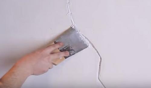 Можно ли клеить обои поверх водоэмульсионной краски. Этап 1 – подготовка поверхности