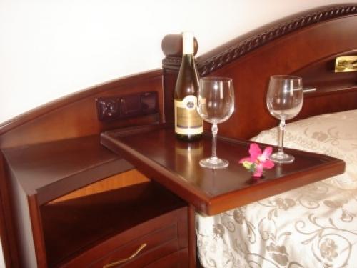 Прикроватные тумбы для спальни ширина. Виды и особенности 18