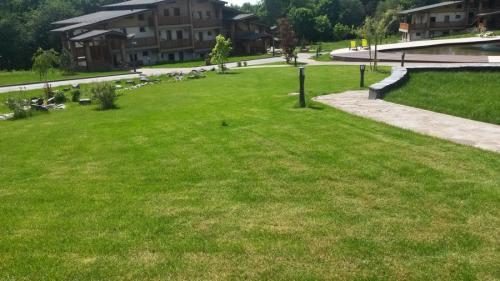 Газон рулонный состав трав. Рулонный газон — использование в ландшафтном дизайне и проектирование лужаек (90 фото)