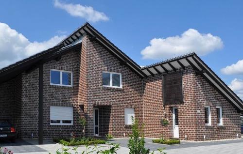 Цвет фасада дома с вишневой крышей. Сочетания