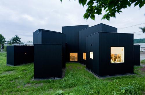 Цвет фасада дома с вишневой крышей. Сочетания