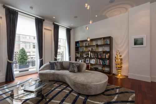 Черные шторы в интерьере 06