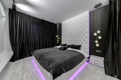 Черные шторы в интерьере 02