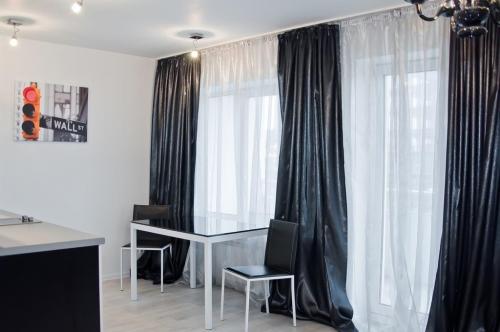 Черные шторы в интерьере 03