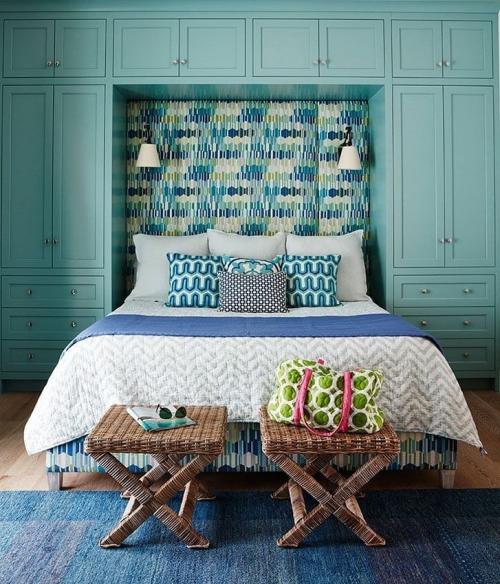 Навесные шкафы в спальне 06