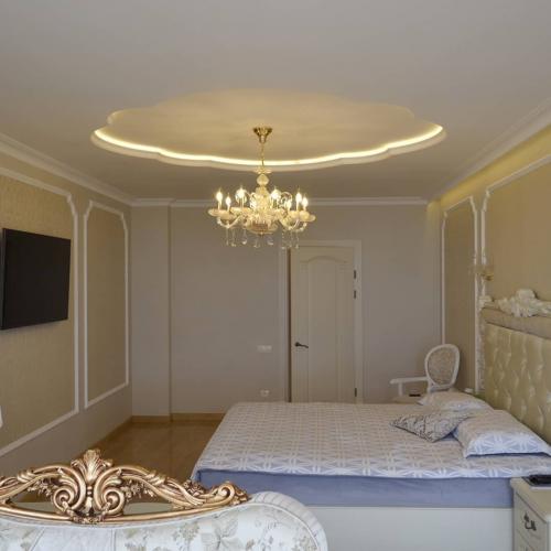 Дизайн спальни с эркером в классическом стиле 02