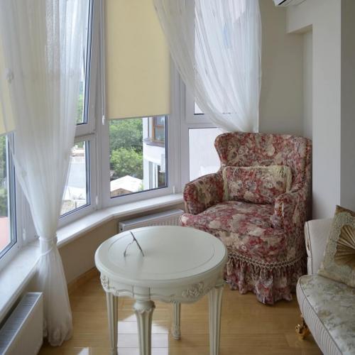 Дизайн спальни с эркером в классическом стиле 01