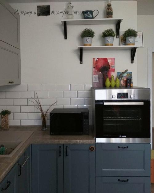 Кухня с обеденной зоной у окна 01