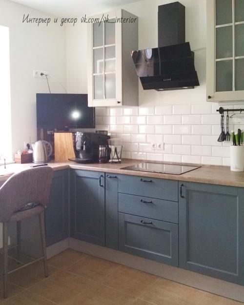 Кухня с обеденной зоной у окна 05