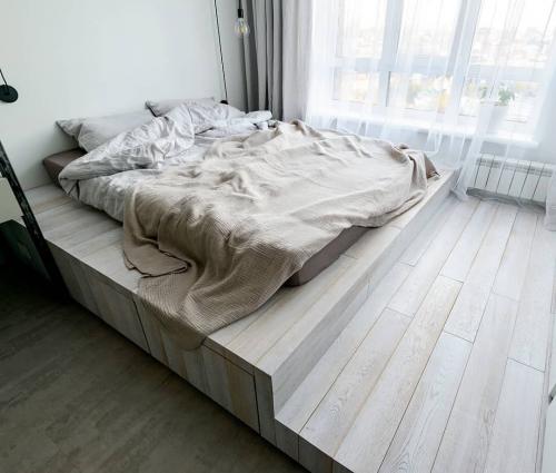 Спальное место на подиуме 😍! Большое место для хранения без нагромождения лишних шкафов.Как вам такой дизайнерский прием для небольшого помещения? 03