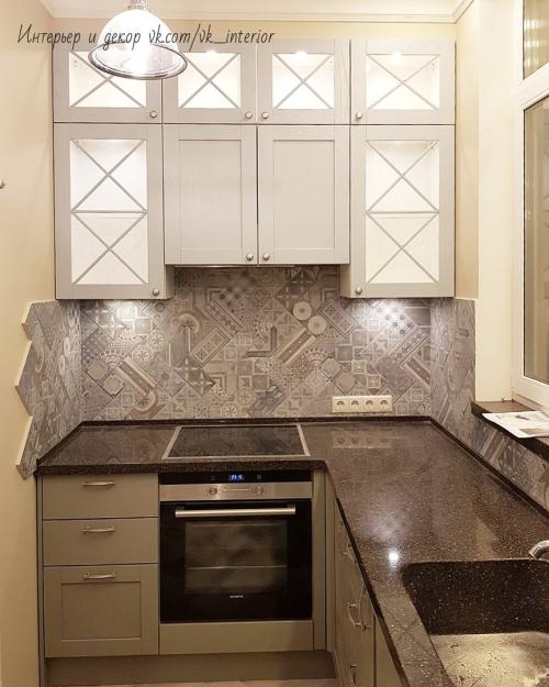 Кухня с мойкой у окна + планировка 02