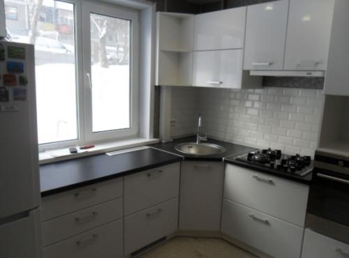 Столешница у окна на кухне 05