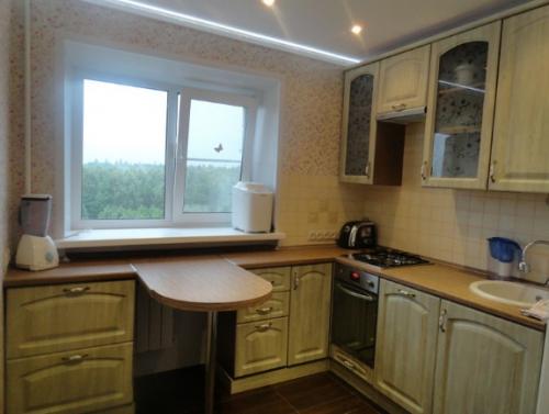 Столешница у окна на кухне 04