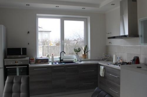 Столешница у окна на кухне 06