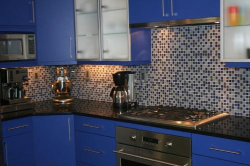 Идеи дизайна кухни с синим гарнитуром 15