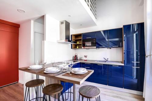 Идеи дизайна кухни с синим гарнитуром 10