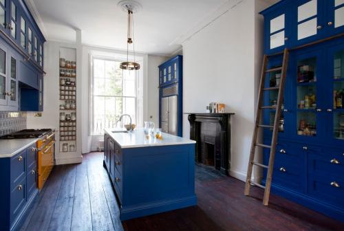 Идеи дизайна кухни с синим гарнитуром 09