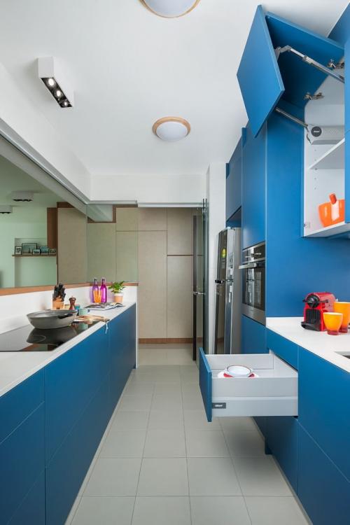 Идеи дизайна кухни с синим гарнитуром 06