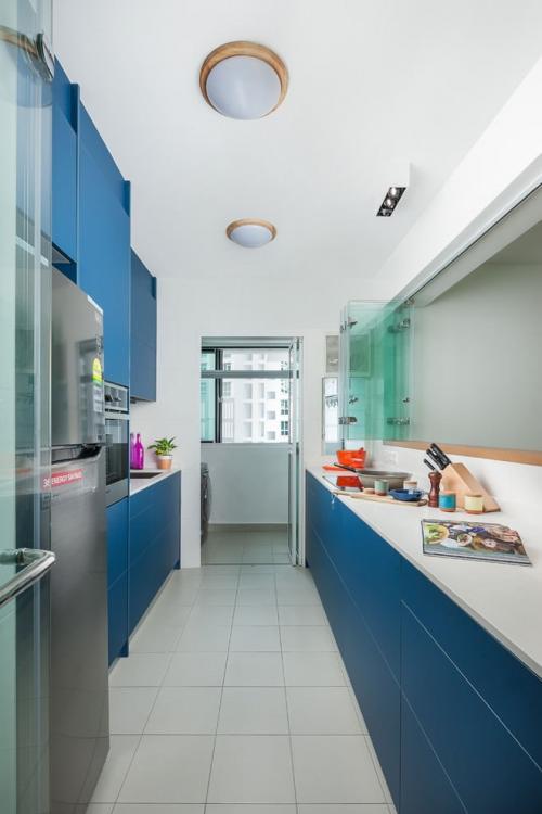 Идеи дизайна кухни с синим гарнитуром 05