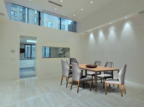 Интересная квартира с террасой и бассейном в узком птиэтажном доме 02