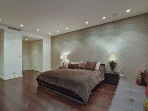 Интересная квартира с террасой и бассейном в узком птиэтажном доме 04