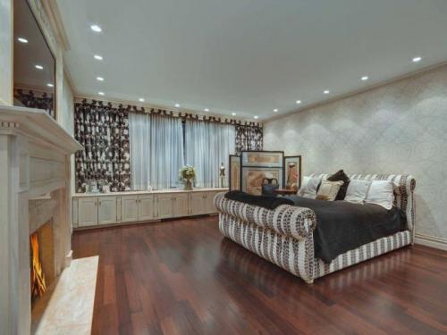 Интересная квартира с террасой и бассейном в узком птиэтажном доме 05