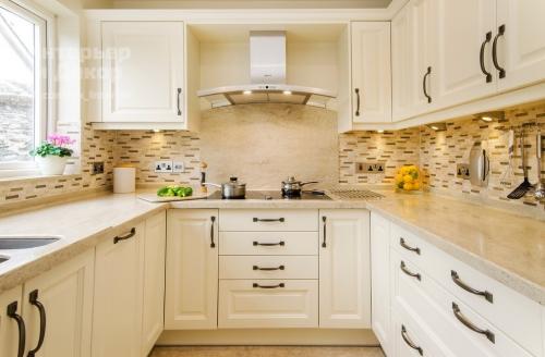 Дизайн кухни в светлых оттенках. Какая кухня Вам понравилась больше: 1, 2, 3 или 4? 01