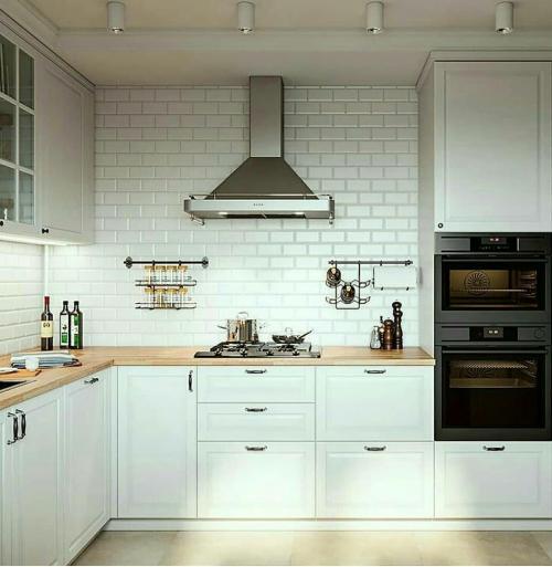 Белая кухня с деревянной столешницей 02