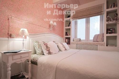 Спальня в розовом цвете с уютным подоконником. Как Вам такой дизайн? 01