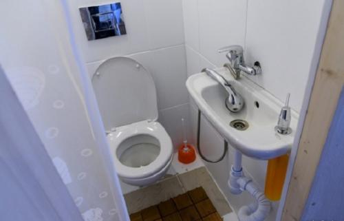 Компактный домик для комфортного проживания 3 человек. Домик временный) 08