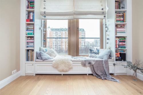 Интересные идеи оформления места у окна 04