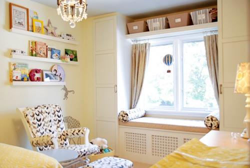 Интересные идеи оформления места у окна 05