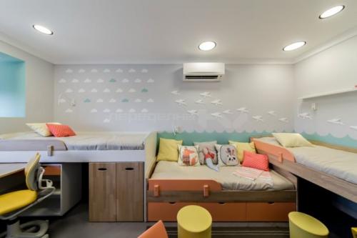 Детская для троих детей. Как Вам идея размещения мебели? Что-то бы изменили? 06