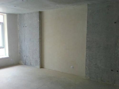 Гостиная с темной стеной приятного шоколадного цвета с объемным принтом. 05