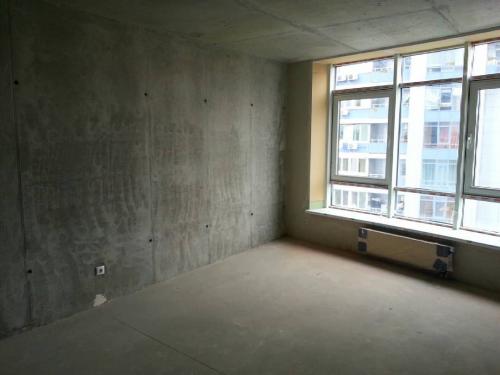 Гостиная с темной стеной приятного шоколадного цвета с объемным принтом. 01