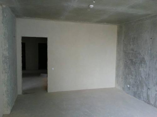 Гостиная с темной стеной приятного шоколадного цвета с объемным принтом. 03