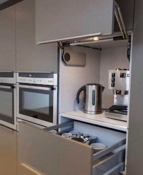 Интересные решения для экономии пространства на кухне. Берем на заметку. 05